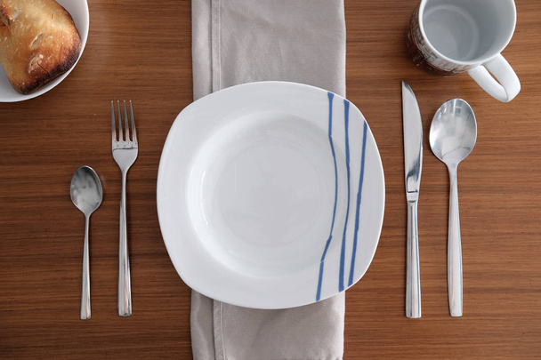 Tischset für ein Abendessen auf einem Holztisch - Foto, Bild