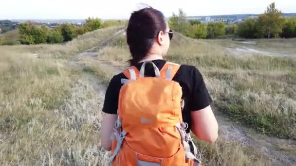 молода жінка турист з рюкзаком ходьба
   - Кадри, відео