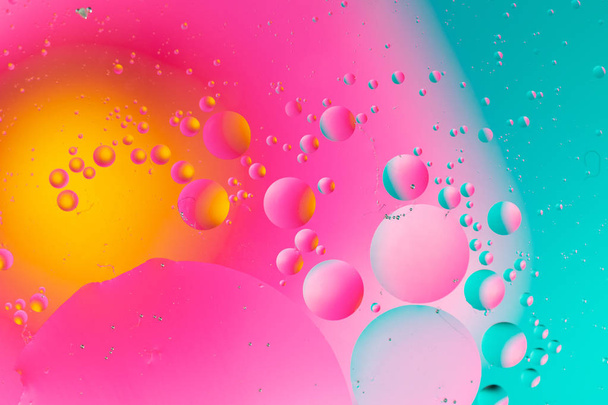 水の泡。空気または分子のマクロショット。抽象的な空間の背景. - 写真・画像