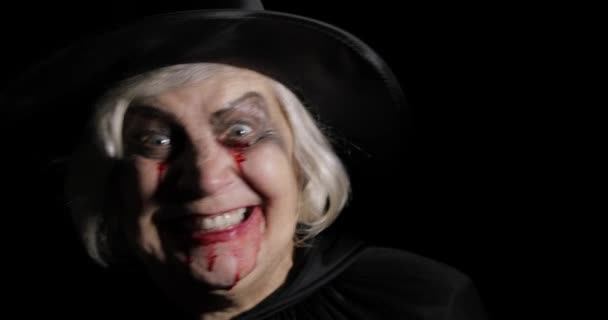 Vieille sorcière maquillage Halloween. Portrait de femme âgée avec du sang sur le visage
. - Séquence, vidéo