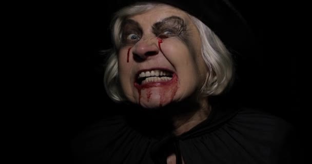 Stará čarodějka Halloweenská make-up. Stará ženská portrét s krví na obličeji. - Záběry, video