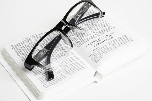 Biała kieszeń Biblii z okulary do czytania - Zdjęcie, obraz