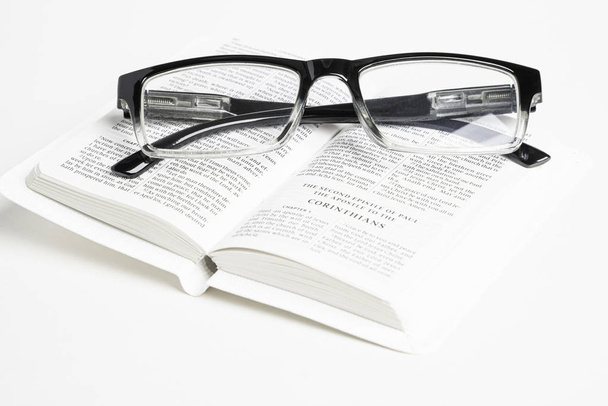 Witte zak Bijbel met leesbril - Foto, afbeelding