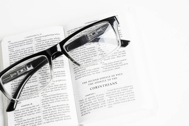 Библия Белого кармана с очками для чтения
 - Фото, изображение