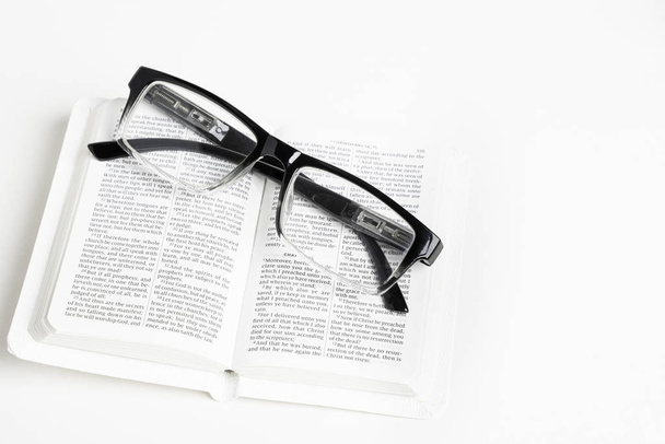Bibbia tascabile bianca con occhiali da lettura
 - Foto, immagini