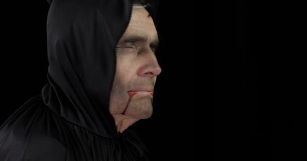 Maquiagem e fantasia do velho carrasco Halloween. Homem idoso com sangue no rosto
 - Filmagem, Vídeo