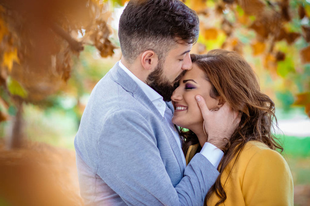 Ao ar livre foto, bonito, jovem casal, abraçando e beijando
 - Foto, Imagem