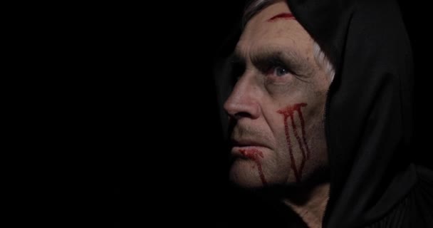 古い死刑執行人ハロウィーンのメイクと衣装。顔に血が付いた老人 - 映像、動画