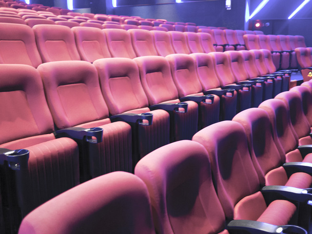 映画館ホールの赤い座席 - 写真・画像