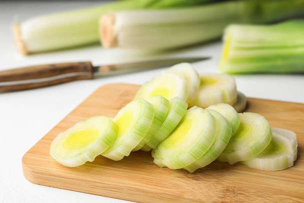 Fresh raw leek on cutting board, closeup. Ripe onion - Foto, Imagem