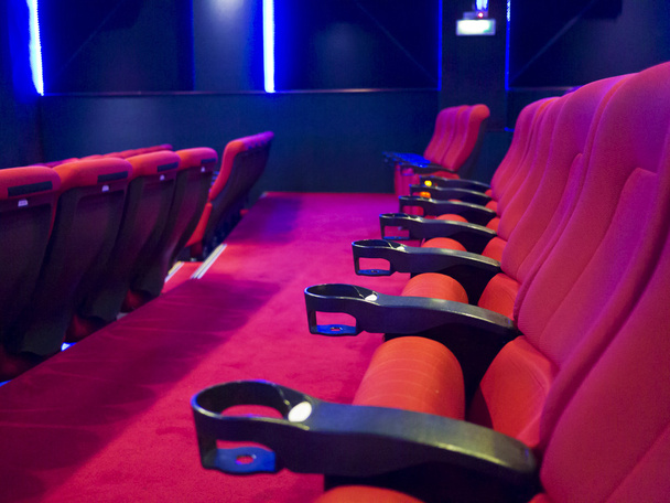 κόκκινο καθίσματα αίθουσας κινηματογράφου - Φωτογραφία, εικόνα