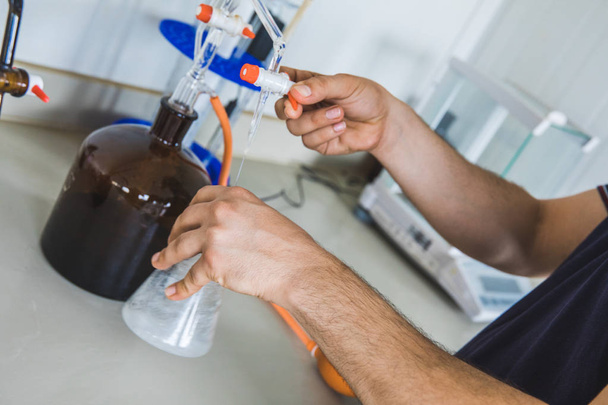 Man of mannelijke Hold reageerbuis in handen produceert chemie experiment test en onderzoek in moderne chemie lab. - Foto, afbeelding