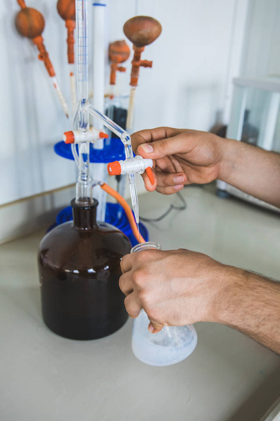 Man of mannelijke Hold reageerbuis in handen produceert chemie experiment test en onderzoek in moderne chemie lab. - Foto, afbeelding