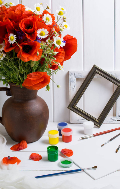 Art workshop with artistic equipment and poppies  - Foto, Bild