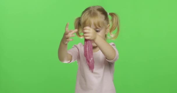 Criança brincando com lodo de brinquedo feito à mão. Criança se divertindo fazendo lodo rosa
 - Filmagem, Vídeo
