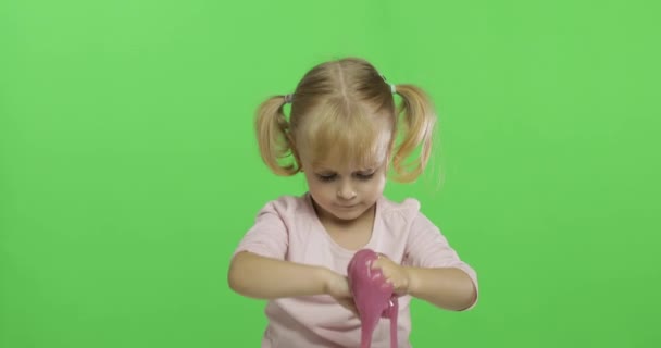 Niño jugando con limo de juguete hecho a mano. Niño divirtiéndose haciendo limo rosa
 - Metraje, vídeo