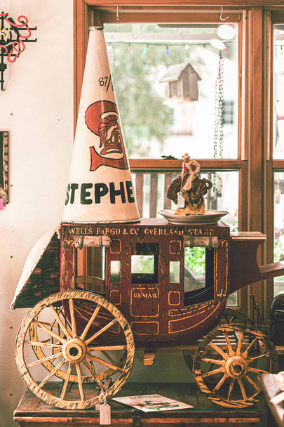 Vintage Antiikkikauppa pienessä vanhassa kaupungissa Aspenin vuoristossa hyvin vanhoja vintage tavaraa
. - Valokuva, kuva