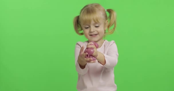Niño jugando con limo de juguete hecho a mano. Niño divirtiéndose haciendo limo rosa
 - Imágenes, Vídeo