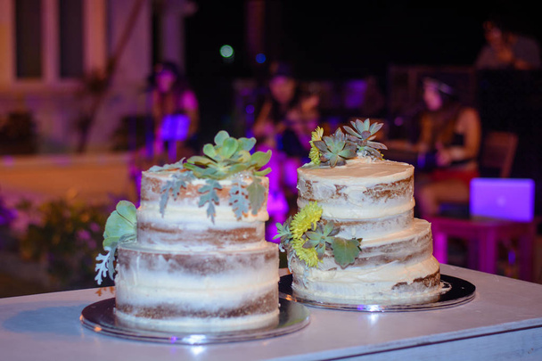 Dos tartas de celebración en una mesa. Escena nocturna
. - Foto, Imagen