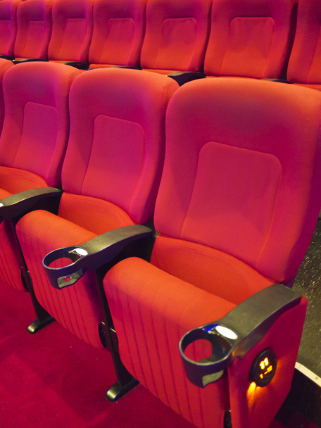Sedili rossi della sala cinema
 - Foto, immagini