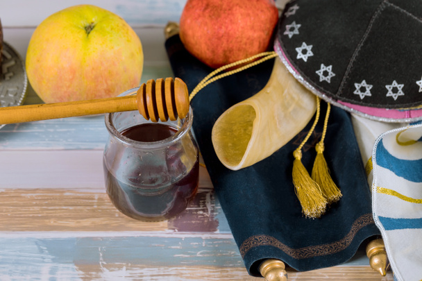 Pomme et miel, nourriture traditionnelle du Nouvel An juif Rosh Hashana livre de torah, kippah yamolka talit
 - Photo, image