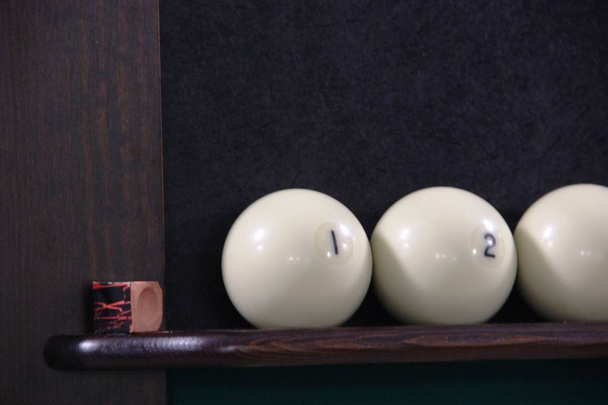 Російський більярд. три більярдні кулі на полиці стояти і крейда відбілити кінчик Cue - Фото, зображення