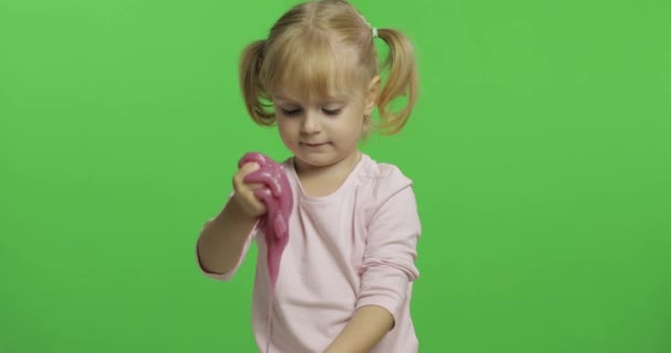 El yapımı oyuncak balçıkla oynayan çocuk. Pembe balçık yaparken eğlenen çocuk - Video, Çekim