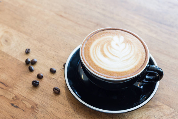 taza de café latte arte en una mesa de madera en una cafetería. vista superior
 - Foto, imagen