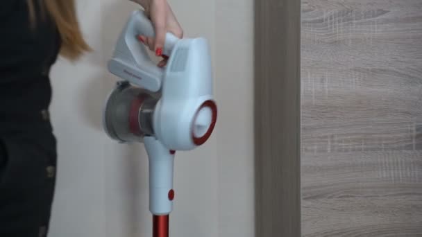 Girl takes a vacuum cleaner - Video, Çekim