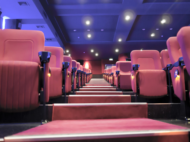 Rote Sitze im Kinosaal - Foto, Bild