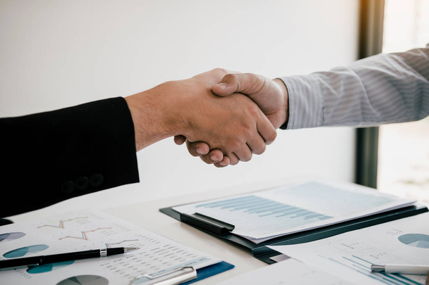 Partenariat d'affaires serrant la main pour signer l'entreprise financière
 - Photo, image