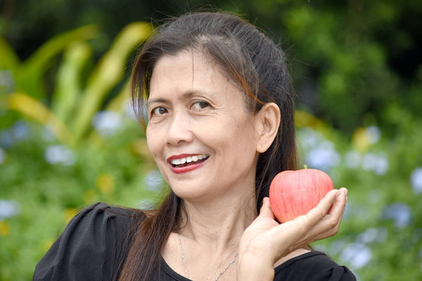 glückliche Minderheit weibliche Seniorin Großmutter mit Obst - Foto, Bild