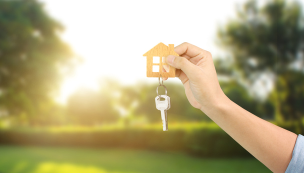 Агент по недвижимости, передающий ключи от дома
  - Фото, изображение