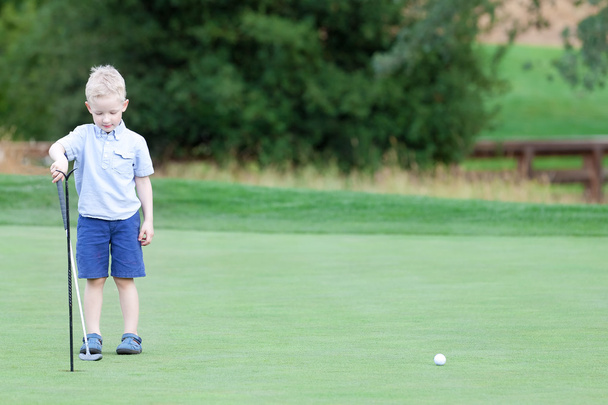 boy playing golf - Φωτογραφία, εικόνα