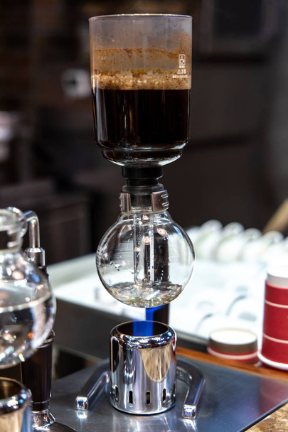 Barista beim Siphon-Kaffeebrauen - Foto, Bild