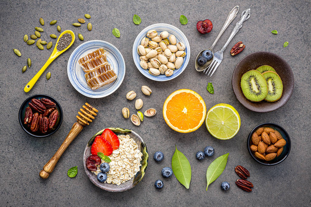 Zutaten für gesunde Lebensmittel Hintergrund gemischte Nüsse, Honig,  - Foto, Bild
