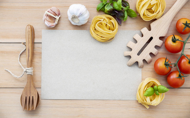 Concept d'aliments italiens et conception de menu. Les ingrédients pour la maison
 - Photo, image