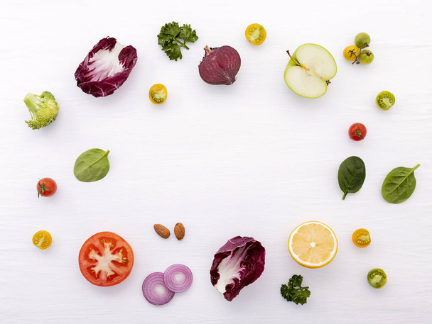 Élelmiszer-háttér és a saláta fogalmát nyersanyagokkal lapos feküdt - Fotó, kép