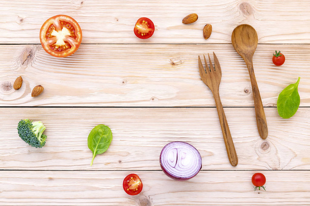 Voedsel achtergrond en salade concept met rauwe ingrediënten platte lay - Foto, afbeelding