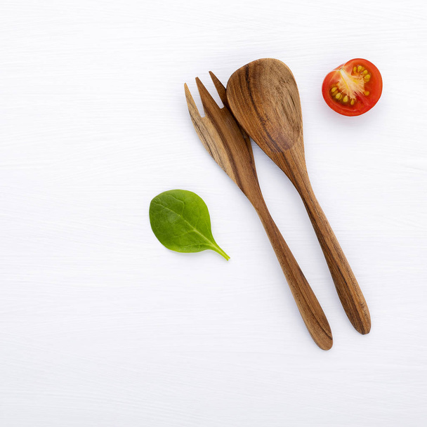 Voedsel achtergrond en salade concept met rauwe ingrediënten platte lay - Foto, afbeelding