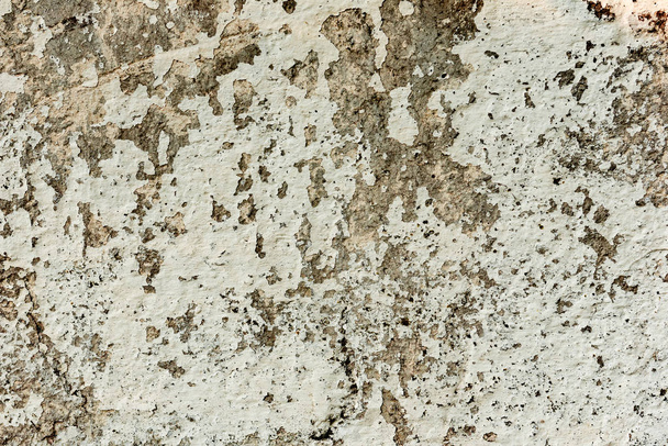 textuur van een betonnen wand met scheuren en krassen die als achtergrond kunnen worden gebruikt - Foto, afbeelding