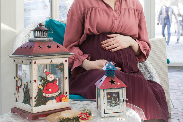 Ventre et lanternes gravides. Noël et nouvel an décor
 - Photo, image