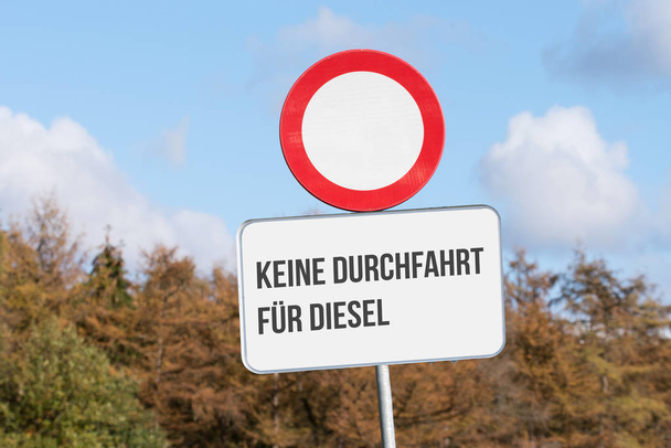 Ein Schild weist auf Dieselfahrverbot hin - Photo, Image