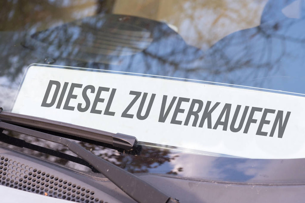 Un coche y una señal Diesel para la venta
 - Foto, imagen