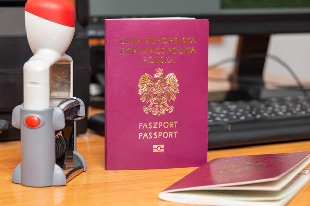 Pasaporte biométrico vinoso de un ciudadano polaco con fecha fronteriza
 - Foto, Imagen