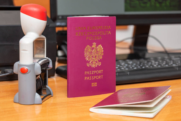Egy lengyel állampolgár, határnapon a vinous biometrikus útlevél - Fotó, kép