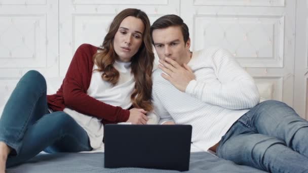 Θλιβερό ζευγάρι βλέποντας άσχημα νέα στον υπολογιστή στο σπίτι μαζί. - Πλάνα, βίντεο