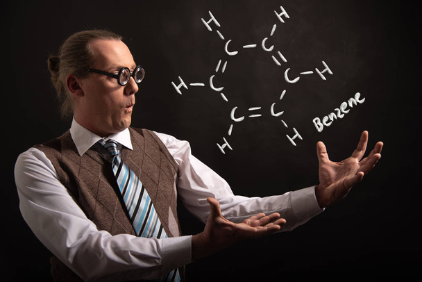 Καθηγητής που παρουσιάζει χημική φόρμουλα βενζολίου - Φωτογραφία, εικόνα