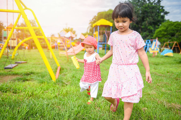 Діти розважаються маленька дівчинка тримає руку разом з любов'ю
  - Фото, зображення
