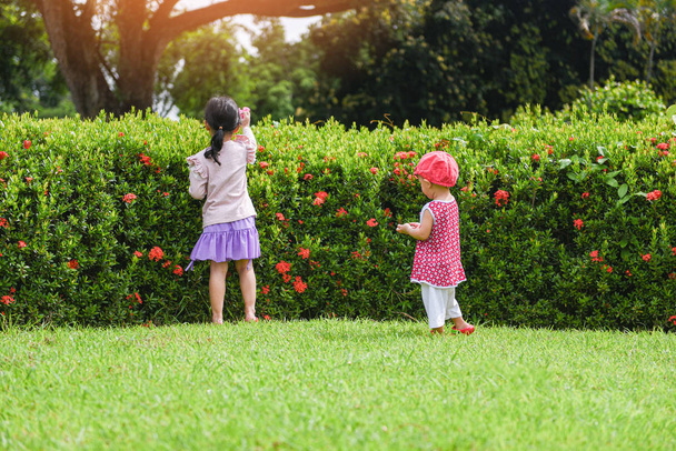 アジアの子供の女の子の幸せな外で遊んで楽しんでいる子供たち - 写真・画像